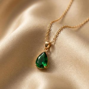 گردنبند طلایی با نگین اشکی سبز زمردی