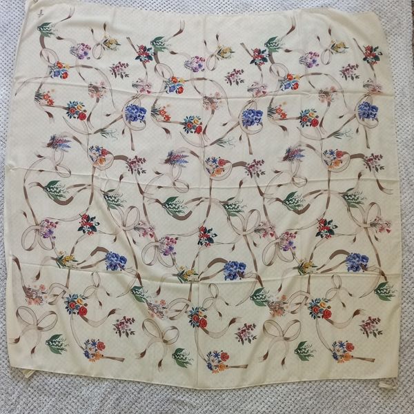 روسری نخی طرح پاپیون درشت
