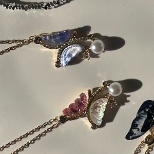 مشخصات گردنبند پروانه آویز مرواریددار