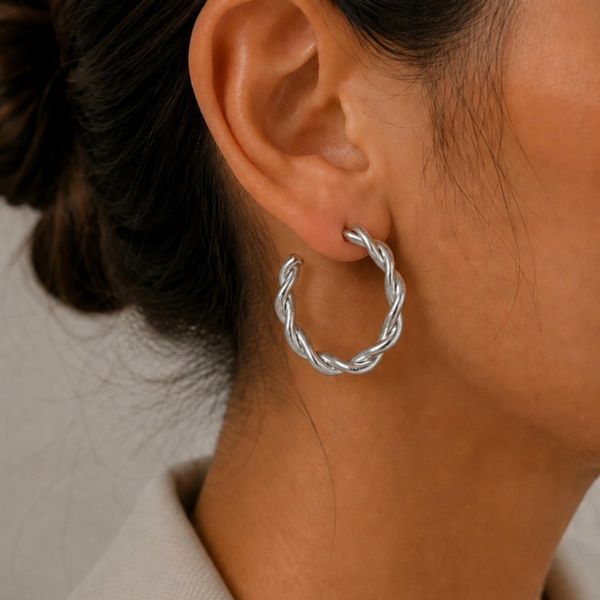 گوشواره حلقه‌ای مدرن نقره‌ای