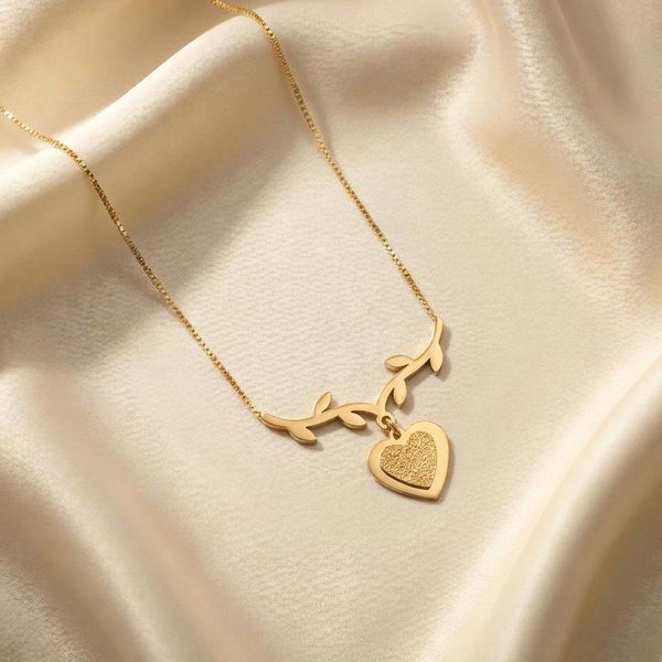 گردنبند طلایی طرح شاخه برگ و قلب