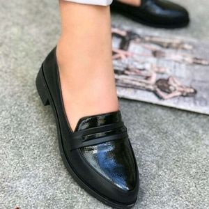 خرید اینترنتی قیمت کفش کالج زنانه مدل نفس مشکی ورنی براق