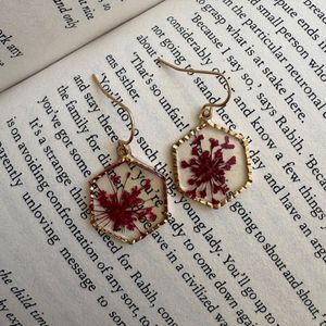 مشخصات گوشواره آویز رزینی گل خشک با قاب شش‌ضلعی