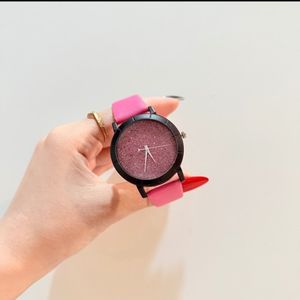 قیمت ارزان ساعت مچی عقربه‌ای زنانه با صفحه اکلیلی
