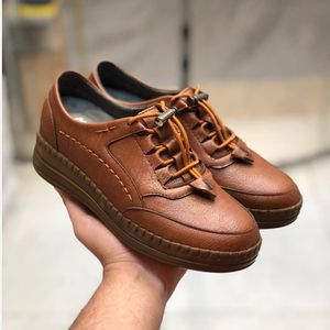 کفش طبی زنانه اسپرت چرم رویال رنگ عسلی