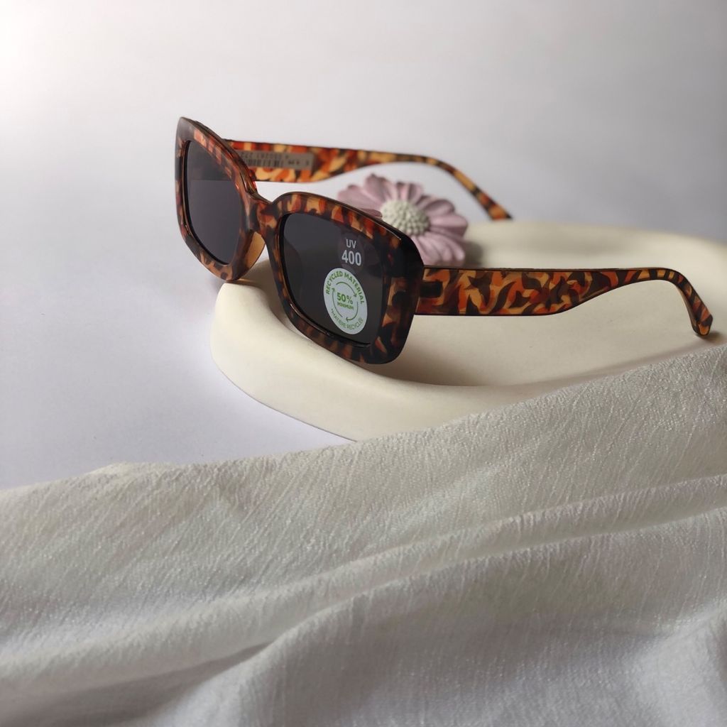مشخصات عینک آفتابی زنانه وارداتی برند Accessories