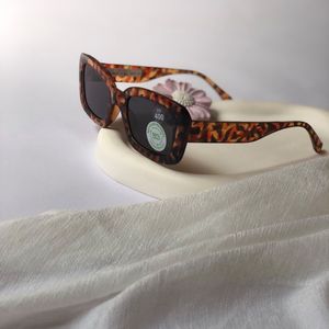 مشخصات عینک آفتابی زنانه وارداتی برند Accessories