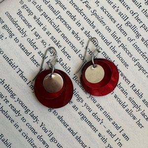 فروش اینترنتی گوشواره آویز دایره‌ای قرمز و نقره ای