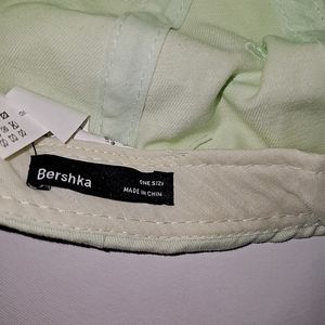 کلاه لبه دار bershka