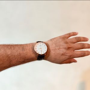 مشخصات ساعت مچی مینیمال رزگلد با بند چرمی قهوه‌ای – طراحی کلاسیک و ظریف