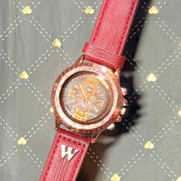 ساعت زنانه رزگلد بند چرمی قرمز | طراحی کرونوگراف لوکس