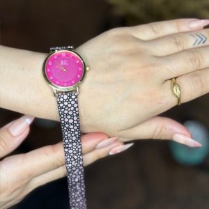 خرید انلاین ساعت مچی زنانه با صفحه صورتی هنری و بند مشکی طرح‌دار