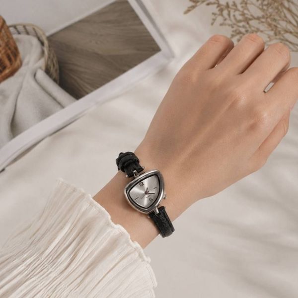 ⌚️ ساعت مینیمال چرمی مدل دفرمه مشکی