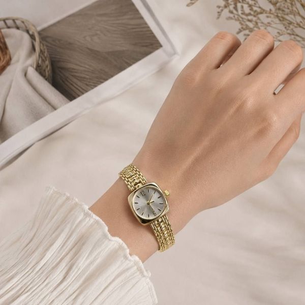 ساعت مچی طلایی صفحه سفید – بند فلزی لوکس مناسب استایل رسمی و روزمره