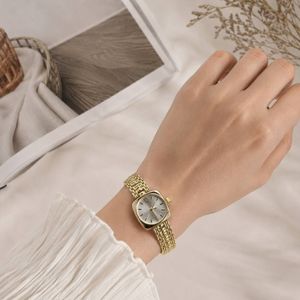 ساعت مچی طلایی صفحه سفید – بند فلزی لوکس مناسب استایل رسمی و روزمره