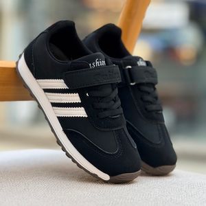 خرید اینترنتی قیمت کتانی بچگانه طرح سه خط فشن از BRQ کد 5060705