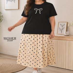 خرید اینترنتی قیمت ست تیشرت و دامن زنانه سایز بزرگ طرح پاپیون و خال‌خال کرم مشکی