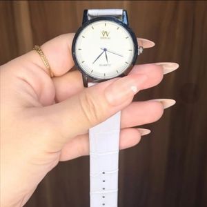 ساعت مچی سفید مینیمال SHIKAI – صفحه کرمی با عقربه‌های آبی و طراحی کلاسیک