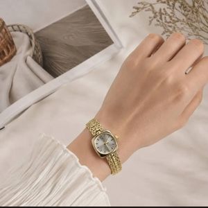ساعت مچی طلایی صفحه سفید – بند فلزی لوکس مناسب استایل رسمی و روزمره