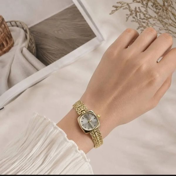 ساعت مچی طلایی صفحه سفید – بند فلزی لوکس مناسب استایل رسمی و روزمره