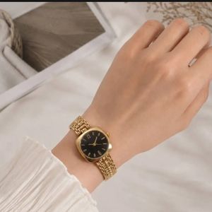 ساعت مچی طلایی صفحه مشکی – بند فلزی لوکس مناسب استایل رسمی و روزمره