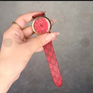قیمت ارزان ساعت مچی زنانه لوکس قرمز با بند طرح‌دار طلایی