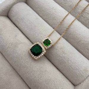 گردنبند طرح جواهر نگیندار