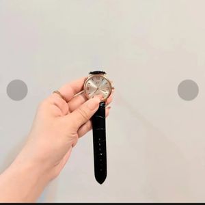 خرید اینترنتی ساعت مچی مردانه KX کوارتز | قاب طلایی، صفحه نقره‌ای، بند چرمی مشکی