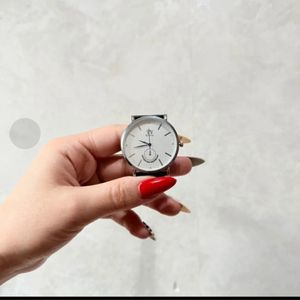 خرید آنلاین ساعت مینیمال مردانه با صفحه سفید بافت‌دار و بند چرم مشکی