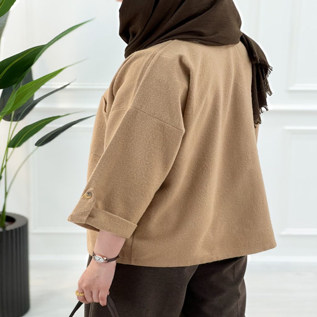 خرید اینترنتی قیمت شکت فوتر دکمه دار زنانه المیرا رنگ کرم یقه مردانه