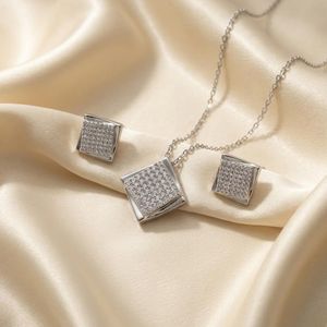 نیم‌ست طرح مربع پرنگین نقره‌ای با طراحی چندلایه