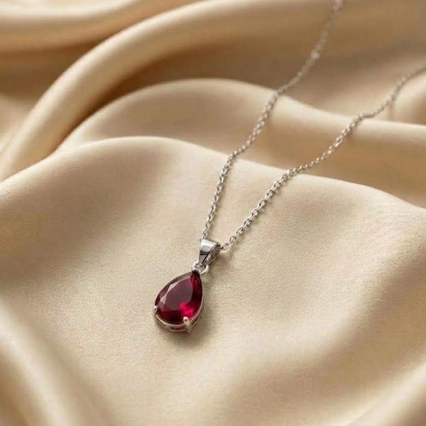 نیم ست طرح اشکی نقره‌ای با نگین قرمز