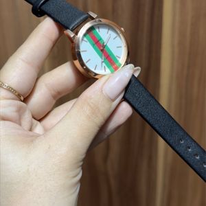 قیمت ساعت مچی زنانه شیک طرح Gucci با بند چرم مشکی و قاب رزگلد