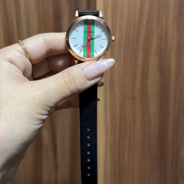 ساعت مچی زنانه شیک طرح Gucci با بند چرم مشکی و قاب رزگلد