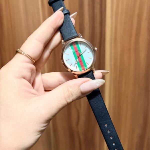 ساعت مچی زنانه شیک طرح Gucci با بند چرم مشکی و قاب رزگلد