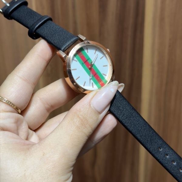ساعت مچی زنانه شیک طرح Gucci با بند چرم مشکی و قاب رزگلد