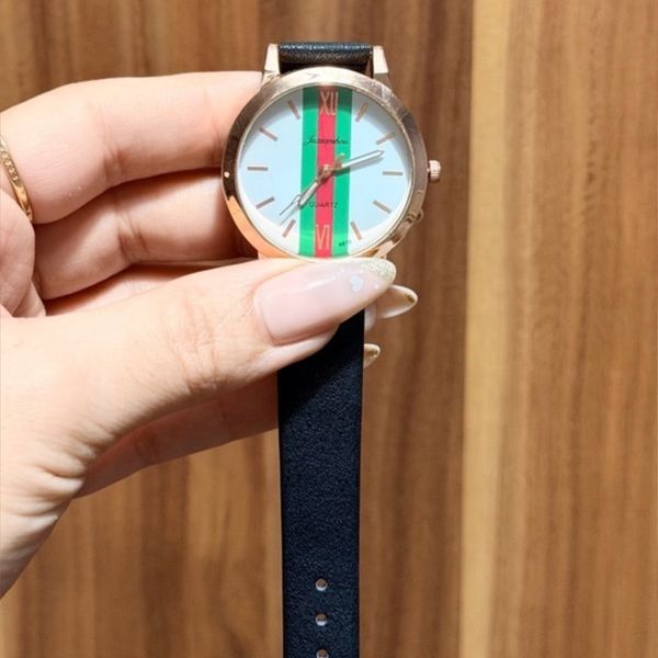 ساعت مچی زنانه شیک طرح Gucci با بند چرم مشکی و قاب رزگلد
