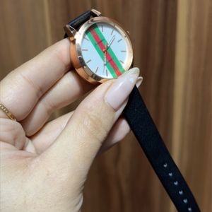 خرید آنلاین ساعت مچی زنانه شیک طرح Gucci با بند چرم مشکی و قاب رزگلد
