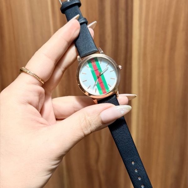 ساعت مچی زنانه شیک طرح Gucci با بند چرم مشکی و قاب رزگلد