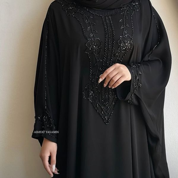عبای خاتون سنگدوزی شده