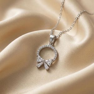 گردنبند پلاک دایره‌ای با طرح پاپیون نگین دار