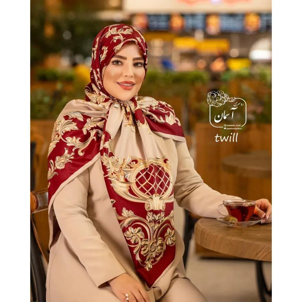 خرید اینترنتی قیمت روسری ساتن ابریشم طرح رزیتا قواره 140 دور دوخت ایستایی عالی