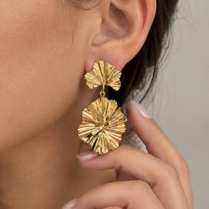 گوشواره آویز طلایی مدل گل طلایی