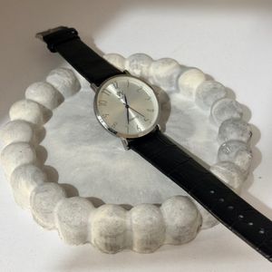 فروش اینترنتی ساعت مچی کلاسیک زنانه با بند چرمی مشکی طرح‌دار