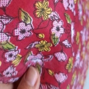 پارچه چیت عرض یک متر پس زمینه قرمز رنگ
