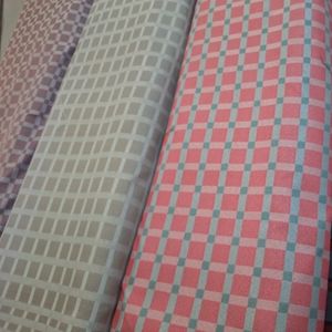 پارچه روفرشی عرض دو متر رنگ زرشکی طرح چارخونه