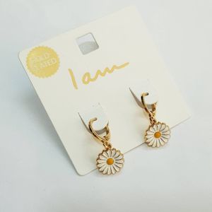 گوشواره قفلی آبکاری طلا آویز گل بابونه ، بسیار زیبا و حرفه ای از برند iam