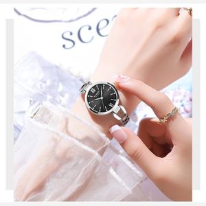 مشخصات ساعت مچی زنانه دخترانه کارن curren اورجینال ضدآب نقره ای مشکی