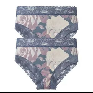 فروش اینترنتی شورت زنانه اسمارا آلمان مدل طرح دار گلدار با کناره های گیپور