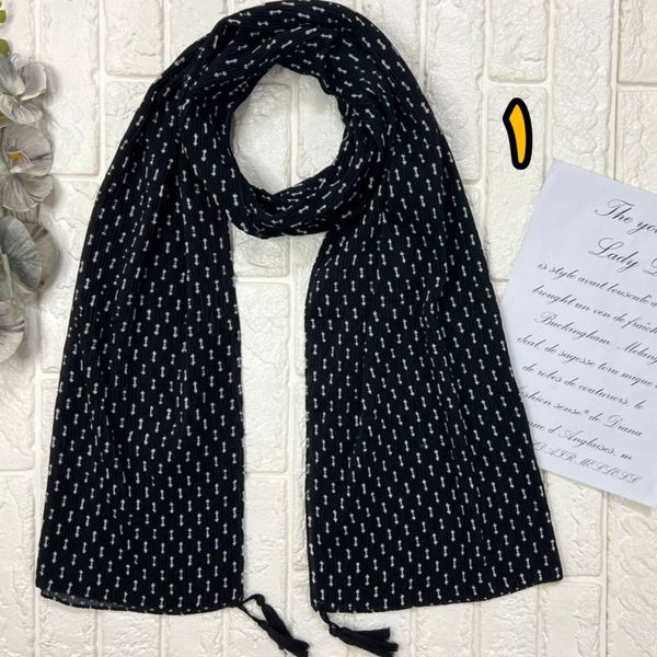 شال نخ پلیسه سفید مشکی